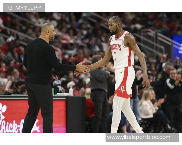 乌度卡强调杜兰特在年轻球队中应更积极发声以引领队友成长